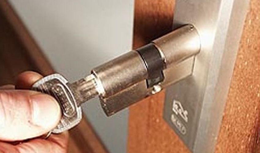 Zojuist geplaatst slot bij een woning in Liebergen Zojuist geplaatst slot bij een woning in Liebergen